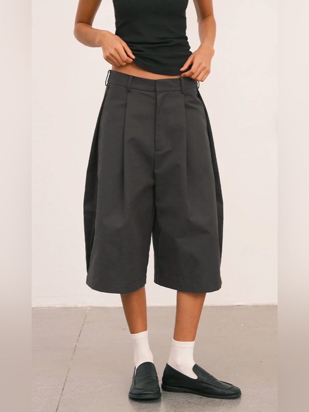 An Action a Day Wide-Leg Preppy Pleated Bermuda Shorts in Charcoal Size S